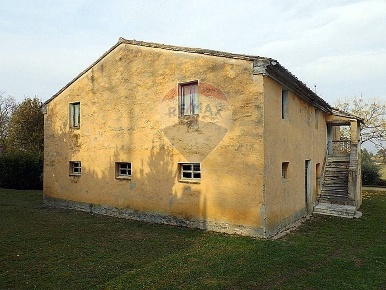 Foto Rustico a Montelupone Centro di 280 m² con 11 locali in vendita