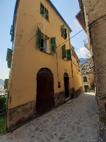 Foto Rustico in via chiappa, Rezzo Centro di 240 m² con 8 locali in vendita