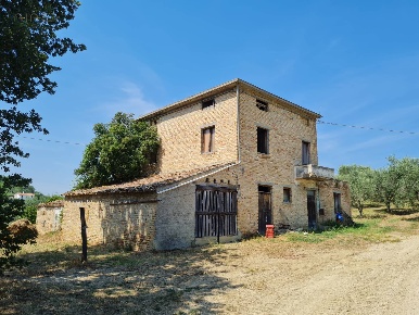 Foto Rustico a Castorano Centro di 235 m² con 6 locali in vendita