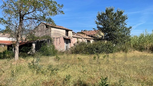 Foto Rustico in Via Quartora I, Colfelice di 130 m² con 6 locali in vendita