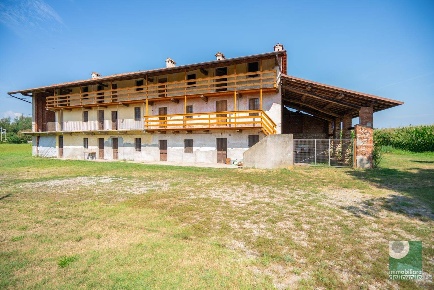 Foto Rustico in via Gramsci, Oleggio Centro di 720 m² con 16 locali