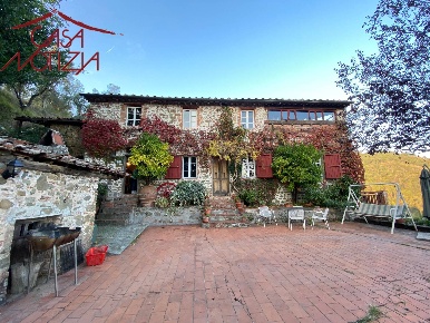 Foto Rustico a Lucca di 300 m² con 8 locali in vendita