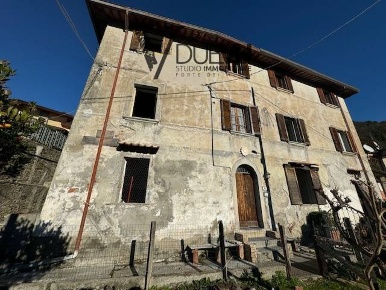Foto Rustico in Via Pancola, Seravezza Centro di 140 m² con 8 locali