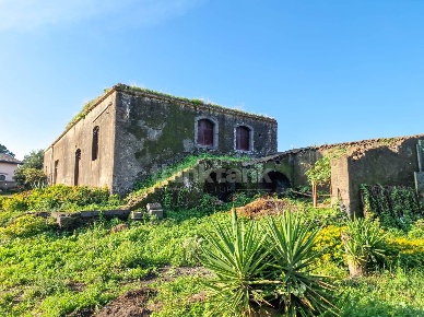 Foto Rustico in Via Torrente Lavinaio, Viagrande di 320 m² con 10 locali