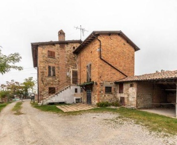 Foto Rustico in Via Giardini Nord, Serramazzoni di 150 m² con 5 locali