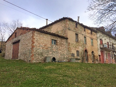 Foto Rustico in Rocchetta, Fabriano di 420 m² con 12 locali in vendita