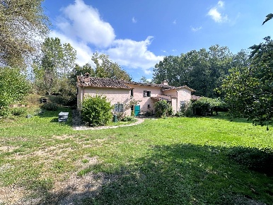 Foto Rustico a Chiusdino di 500 m² con 11 locali in vendita