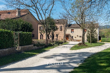 Foto Rustico in Via Benedetto Croce, Matelica Centro di 500 m² in vendita