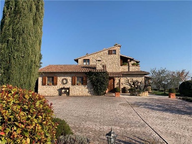 Foto Rustico in Via LORETO 1, Gualdo Cattaneo di 210 m² con 7 locali