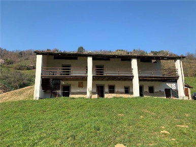 Foto Rustico in Loc. Nembra sotto 10, Adrara San Martino di 270 m²