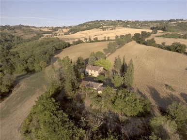 Foto Rustico in Fraz. Voc. Rosario, Gualdo Cattaneo di 360 m² con 8 locali