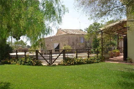 Foto Rustico in Loc. MEZZO GREGORIO SN, Noto Testa Dell'acqua di 400 m²