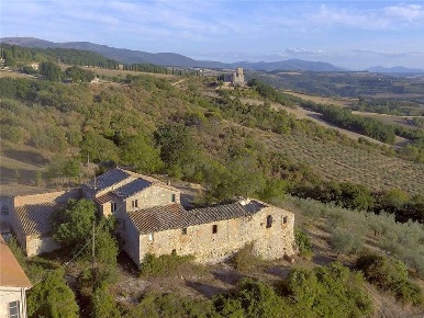Foto Rustico in Voc. Montenero, Gualdo Cattaneo con 30 locali in vendita