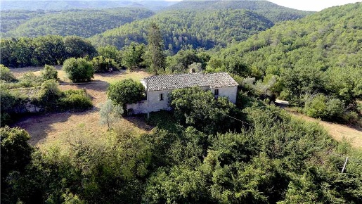 Foto Rustico in Loc. Regnicolo, Gualdo Cattaneo di 431 m² con 7 locali