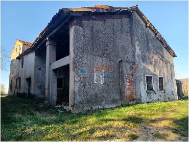 Foto Rustico a Brendola San Valentino di 250 m² con 6 locali in vendita
