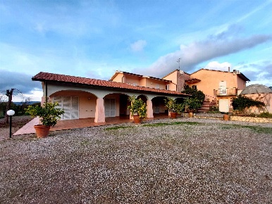 Foto Rustico a Scarlino Centro di 150 m² con 10 locali in vendita