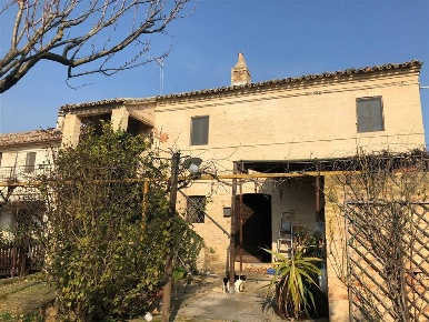 Foto Rustico a Montecosaro di 210 m² con 4 locali in vendita