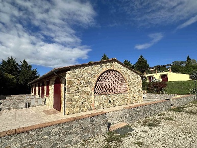 Foto Rustico a Montecatini Val di Cecina di 265 m² con 13 locali in vendita