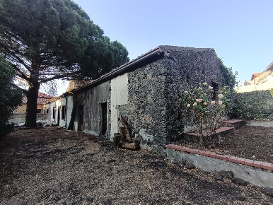 Foto Rustico a Nicolosi di 250 m² con 3 locali in vendita