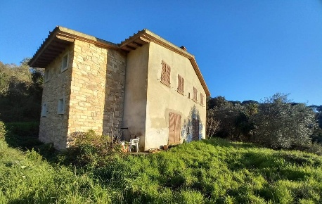 Foto Rustico a Castagneto Carducci di 250 m² con 10 locali in vendita