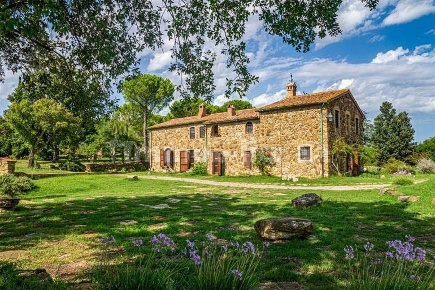 Foto Rustico a Monterotondo Marittimo di 520 m² con 25 locali in vendita