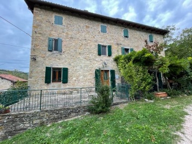 Foto Rustico a Monzuno Centro di 240 m² con 12 locali in vendita