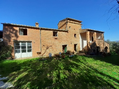 Foto Rustico a Foiano della Chiana di 400 m² con 15 locali in vendita