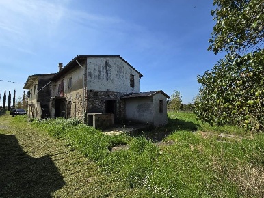 Foto Rustico a Pontedera Latignano di 469 m² con 10 locali in vendita
