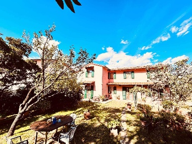 Foto Rustico a Carmignano di 185 m² con 7 locali in vendita