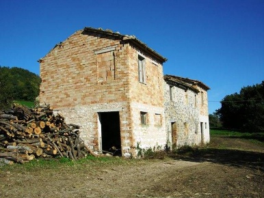 Foto Rustico a San Severino Marche Centro di 278 m² con 8 locali in vendita