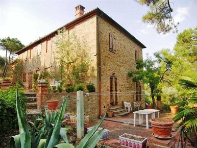 Foto Rustico a Sinalunga Centro di 400 m² con 4 locali in vendita