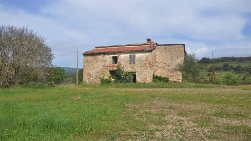 Foto Rustico a Suvereto di 1350 m² con 10 locali in vendita