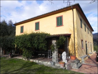 Foto Rustico a Pistoia Centro Storico di 550 m² con 15 locali in vendita