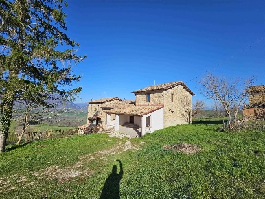 Foto Rustico a Camerino di 652 m² con 7 locali in vendita