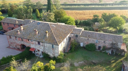 Foto Rustico a Sinalunga Centro di 1100 m² con 17 locali in vendita