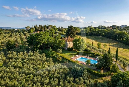 Foto Rustico a Montalcino Centro di 1000 m² con 8 locali in vendita