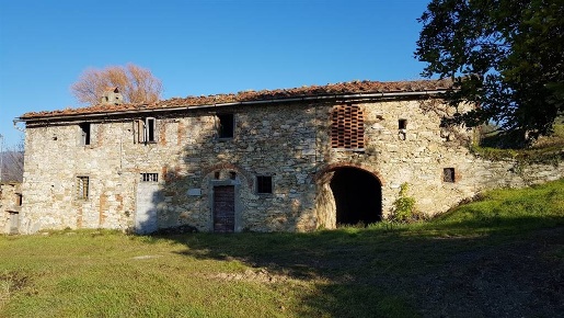 Foto Rustico a Serravalle Pistoiese di 465 m² con 10 locali in vendita