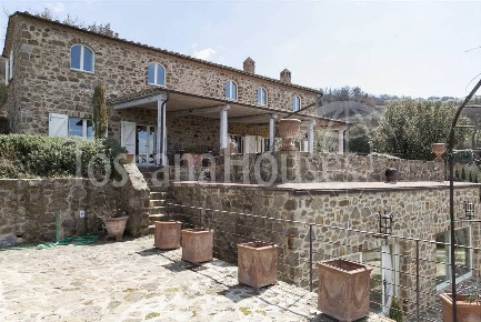 Foto Rustico a Montalcino Centro di 300 m² con 10 locali in vendita