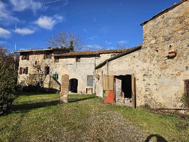 Foto Rustico a Buti Cascine La Croce di 602 m² con 4 locali in vendita