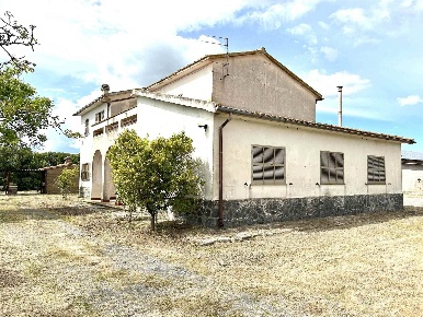 Foto Rustico a Tuscania di 530 m² con 15 locali in vendita