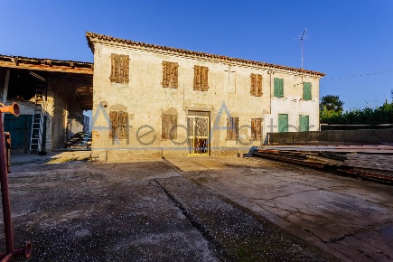Foto Rustico a Piove di Sacco di 195 m² con 7 locali in vendita