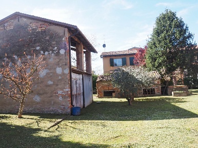 Foto Rustico a Mordano Centro di 390 m² con 10 locali in vendita