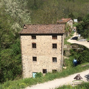 Foto Rustico a Capannori di 400 m² con 3 locali in vendita