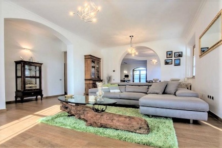 Foto Rustico a Campiglia Marittima Centro di 300 m² con 9 locali in vendita