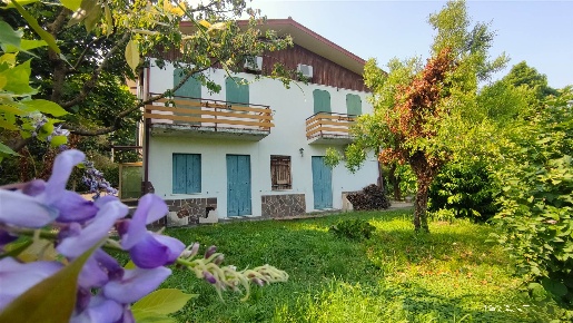 Foto Rustico a Teolo Centro di 217 m² con 7 locali in vendita