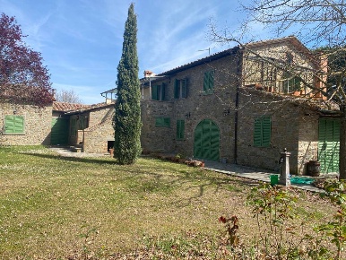 Foto Rustico a Cortona Barullo Centoia di 380 m² con 9 locali in vendita