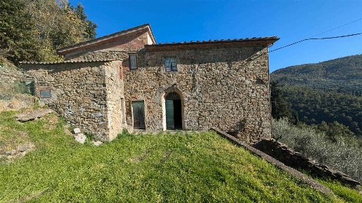 Foto Rustico a Montale Tobbiana di 230 m² con 8 locali in vendita