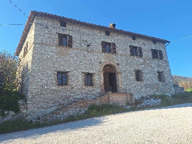 Foto Rustico in Località Serra, Gagliole Centro di 291 m² con 10 locali