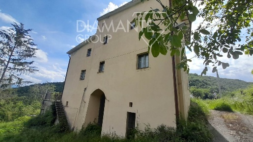 Foto Rustico a Sellano di 250 m² con 4 locali in vendita