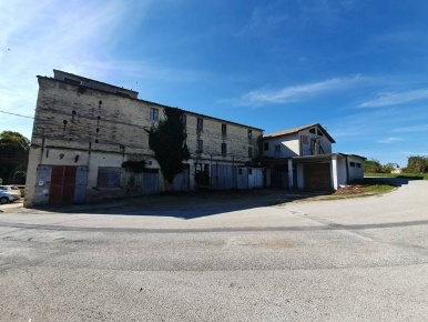 Foto Rustico a Osimo di 2000 m² con 10 locali in vendita